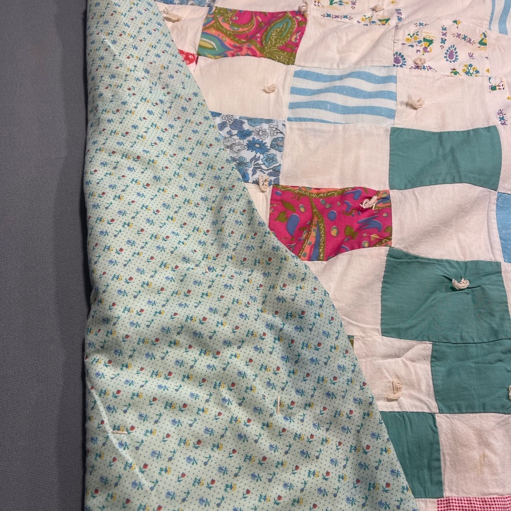 Patchwork Quilt with Multicolor Design - Picture 6 of 14